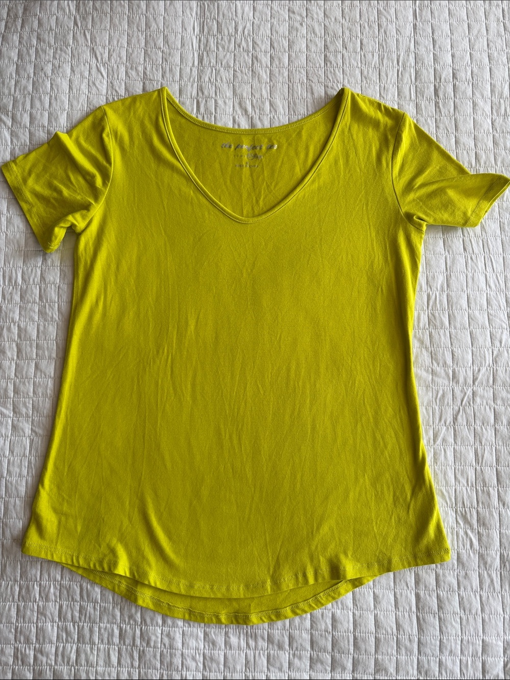Como Vintage Short Sleeve V-Neck Tee in Bright Yellow